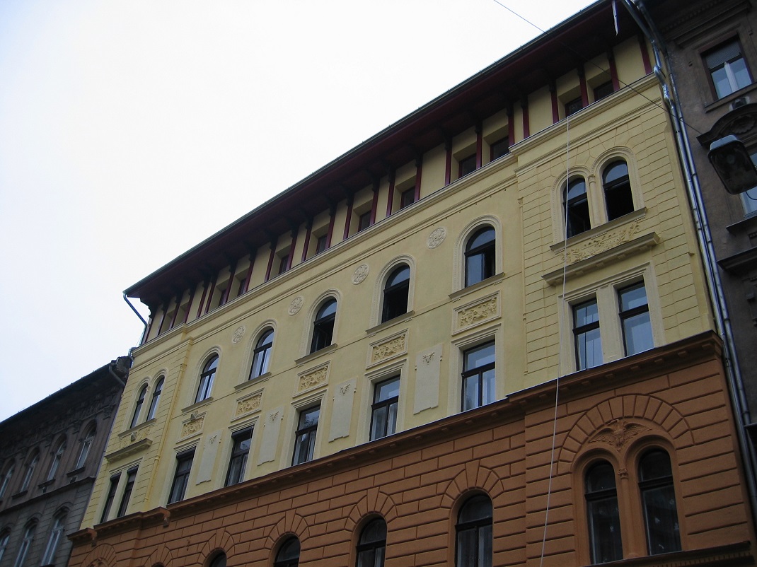 Budapesten a Hösök teréhez közel egy emeleten 10 db 70-90 m2 -es lakások eladók