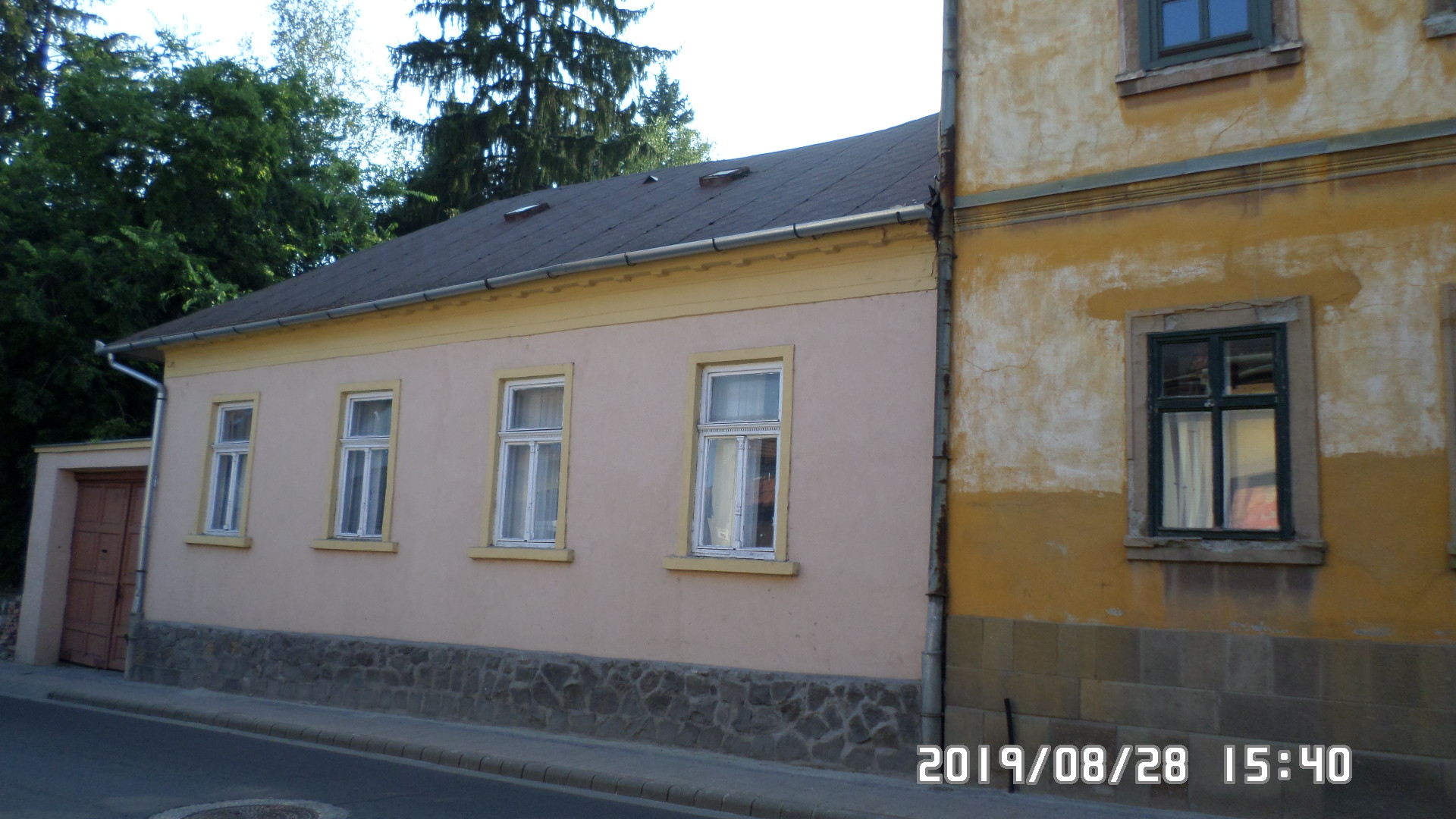 Egerben a Széchenyi utcán 1354 m2 telken 3 db lakássá alakított családi ház ea.